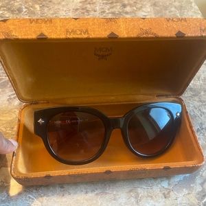 MCM  637S Round Sunglasses w/case